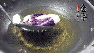 鍋中倒油燒至七成熱，將土豆炸至金黃，茄子炸軟，青椒塊略炸，然后撈出瀝油備用。