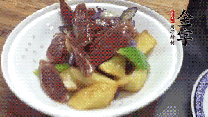 加少量生抽、鹽、糖、雞精調(diào)味，炒熟出鍋即可。