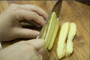 火腿切片，生姜切片。