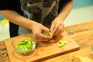 蠶豆剝除外殼，剩下嫩嫩的蠶豆。
