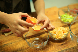 雞蛋蛋白和蛋黃分開，把蛋黃打散。