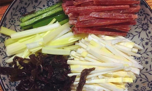 黑木耳泡發(fā)，黑木耳、韭黃、雷筍、青椒切成絲。