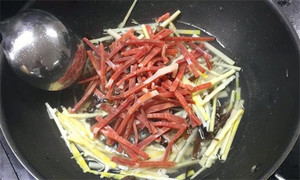 火腿絲、筍絲、黑木耳絲汆水后，瀝干。