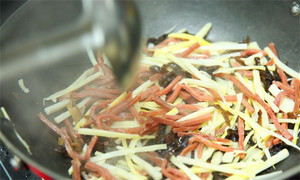 起油鍋，蒜茸煸香，倒入所有食材，加料酒翻炒至熟即可。