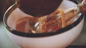 筍干提前冷水浸泡3小時，浸泡后將筍干撕成條狀。