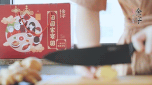 將處理好的老鴨放入冷水鍋中，丟入姜片，冷水煮沸去腥。