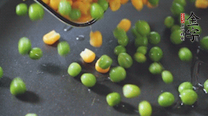 鍋7成熱時，下豌豆、玉米翻炒，再依次放醬肉、洋蔥碎、木耳碎。