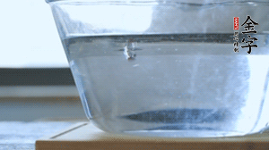 紅豆提前浸泡備用。