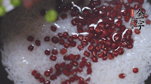 將炒好的食材和大米、紅豆一起放進電飯鍋煮。