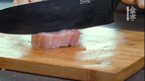 【餡料】1.金字淡咸肉加姜片料酒焯水，春筍焯水后切成小丁。