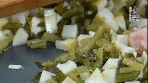 【餡料】2.鍋中油8成熱時(shí)，依次放入春筍、雪菜、淡咸肉，翻炒出香味。