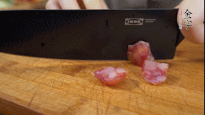 【餡料】3.金字土香腸、香菇切小丁。