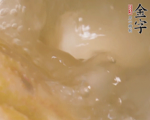 沸騰后撈出蔥結(jié)，小火燉45分鐘，加山藥再燉15分鐘。