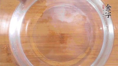 金字火腿切小片，浸泡5分鐘。