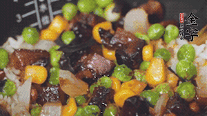 出鍋前加蠔油、生抽調(diào)味，撒點熟白芝麻即可。