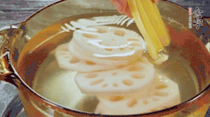 把藕和土豆焯水至八成熟，盛出瀝干水分。