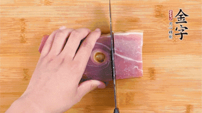 金字火腿切片，老豆腐切成塊，海鮮菇洗凈。