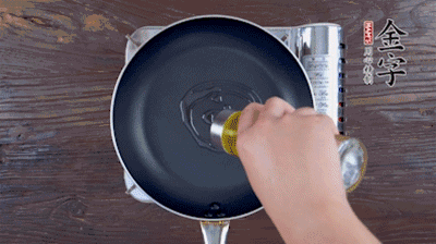 魚頭對(duì)開，洗凈瀝干。鍋中加油，把魚頭兩面煎至金黃色，期間加蔥姜，每面約需時(shí)2-3分鐘。