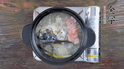 放豆腐、海鮮菇繼續(xù)中小火煮5分鐘。