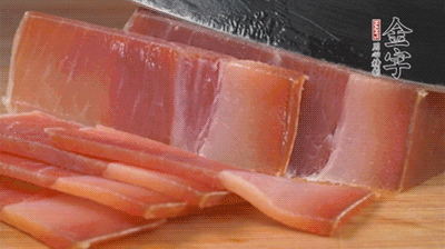 金字火腿切片，溫水浸泡5分鐘。