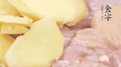 雞肉剁塊，用料酒、蔥、姜、鹽、糖拌均腌制20分鐘。