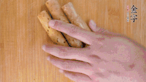 山藥去皮切斜刀塊，毛豆去外殼去膜，姜切片。