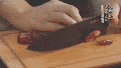 金字土香腸切片，香菇切丁。