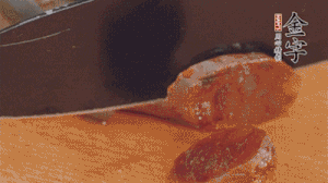 麻辣香腸蒸熟后，切片待用。