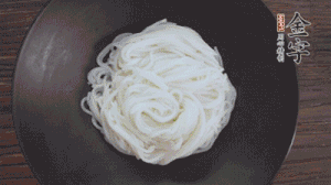 依次放入黃瓜絲、花生米、燙熟的豆芽、麻辣香腸、香菜、擺盤即可。