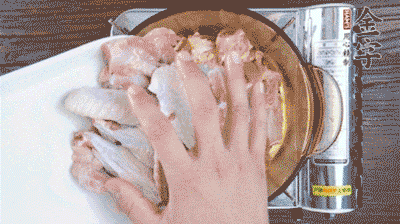 加料酒、蔥姜焯水2分鐘，清洗備用。