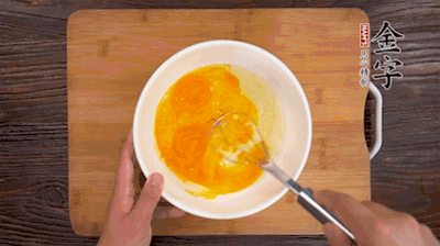 雞蛋加鹽、料酒打散后，加1.5倍溫水?dāng)嚢杈鶆颉?>
					</div>
					<span>步驟 2/5</span>
					<p>雞蛋加鹽、料酒打散后，加1.5倍溫水?dāng)嚢杈鶆颉?/p>
				</li><li>
					<div   id=