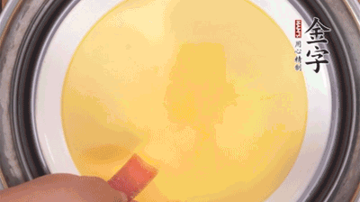 將火腿片均勻鋪上，繼續(xù)蒸6分鐘。