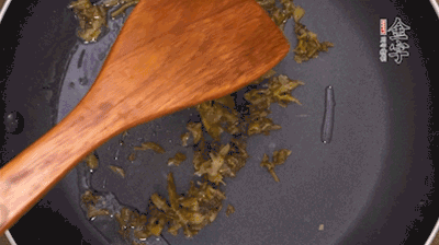 鍋中3成油溫時(shí)，下雪菜、辣椒圈翻炒40秒。