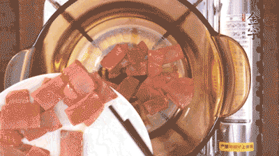 砂鍋中依次放火腿片、豆腐，大火燉開轉(zhuǎn)中小火。