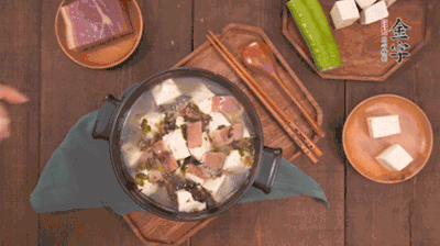 出鍋前撒蔥花。