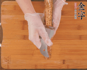 山藥去皮切滾刀塊，熱水汆燙30秒，撈出冷水浸泡。