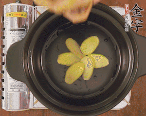 準(zhǔn)備土砂鍋，放姜片、鴿子、火腿片、蔥結(jié)、料酒，加沒過食材多些的清水，中小火燉煮。