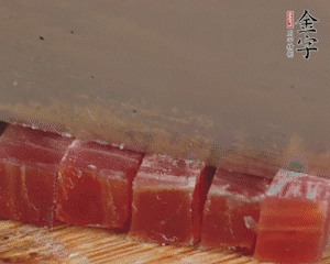 金字火腿切丁，春筍剝殼切丁，豌豆剝粒。