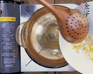 春筍丁焯水，1分鐘后加火腿丁一同汆燙1分鐘。