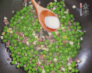 加水、料酒、鹽燒2分鐘即可。