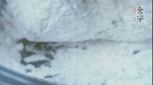 【面皮】2.將糯米粉和粳米粉混合，加煮好的艾草和適量清水，揉搓成面團(tuán)。