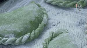 【制作】2.蒸架上墊浸濕的屜布，再放上清明果，大火蒸10~15分鐘，完成，出鍋啦！