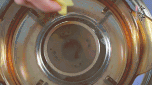 金字淡咸肉加姜片、料酒，冷水入鍋焯水。