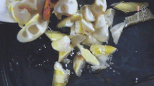 將淡咸肉、春筍、五花肉一起放入鍋中。