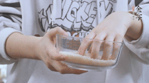 大米提前放浸泡1小時(shí)。