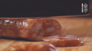 金字麻辣香腸切片，小青菜焯熟備用。