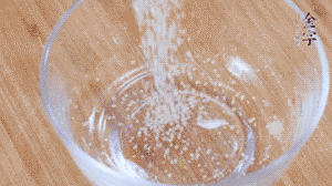 制作醬汁：1湯匙蠔油、1湯匙涼開水、2湯匙生抽、1/2湯匙白砂糖、少許辣椒圈。