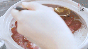 沿鍋邊倒一圈食用油蓋蓋，繼續(xù)小火燜8分鐘。