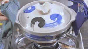 每隔30s將鍋傾斜一側(cè)。（受熱更均勻，鍋巴更噴香）