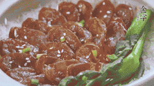 燜好后放入小青菜，均勻淋上醬汁，撒上蔥花或芝麻即可。